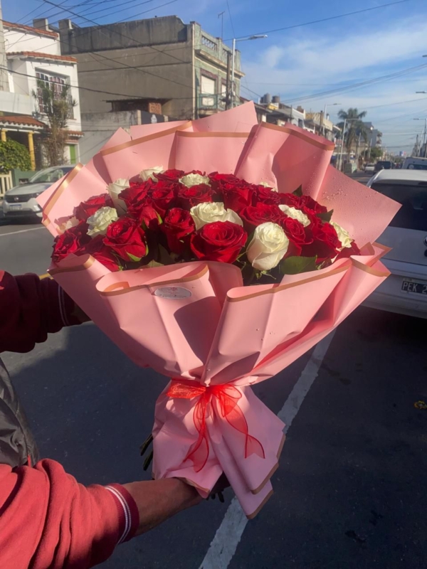 50 Rosas Importadas Rojas y Blancas