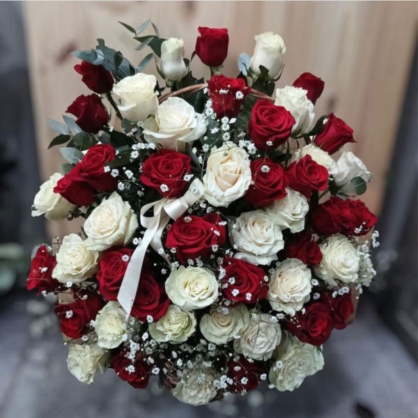 Canasta de Rosas Rojas y Blancas