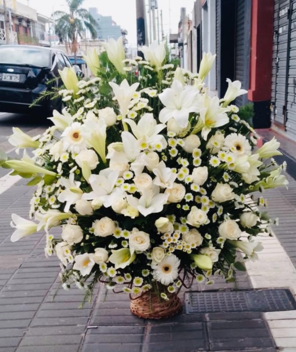 Canasta Premium de Flores Blancas