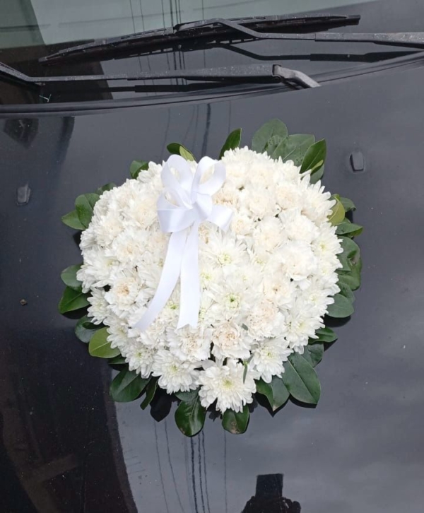 Corazon Funebre Blanco de Flores de Estacion