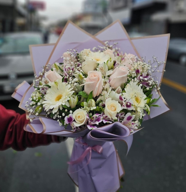 Ramo de Diseño - Rosas Champagne, Gerberas y Astromelias
