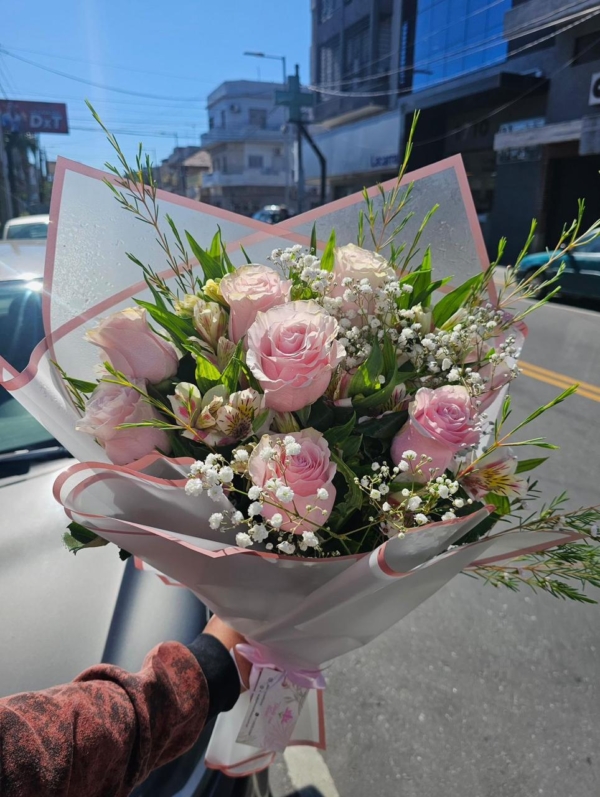 Ramo de Astromelias y Rosas Rosadas